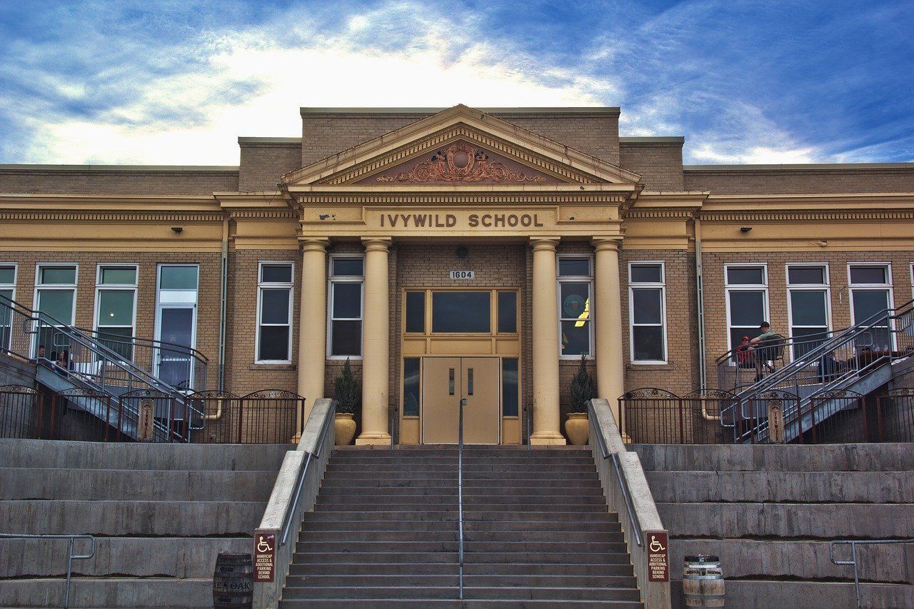 The front entrance to Ivywild school.