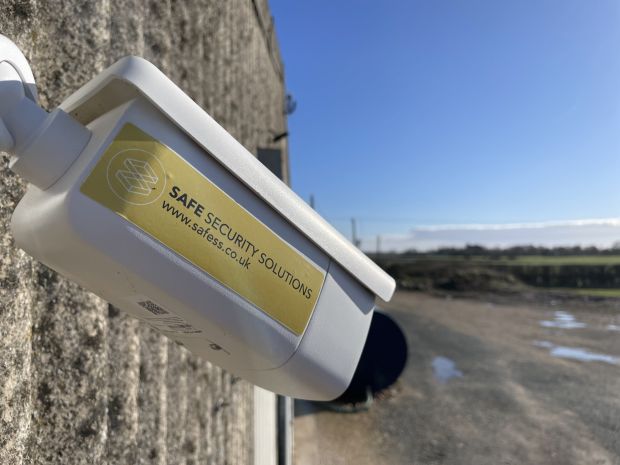 CCTV-live-feed-on-mobile-phone