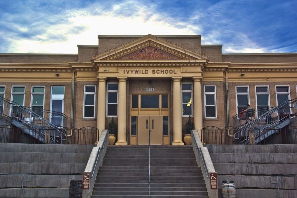The front entrance to Ivywild school.