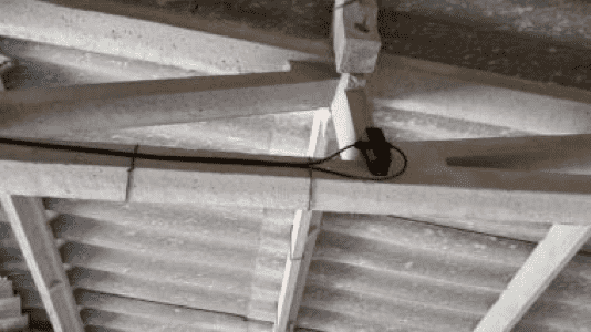 A Spider Sens Structure sensor mounted on a building support.